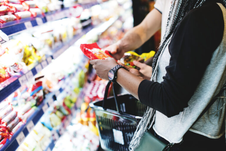 couple shopping food scaled 2
