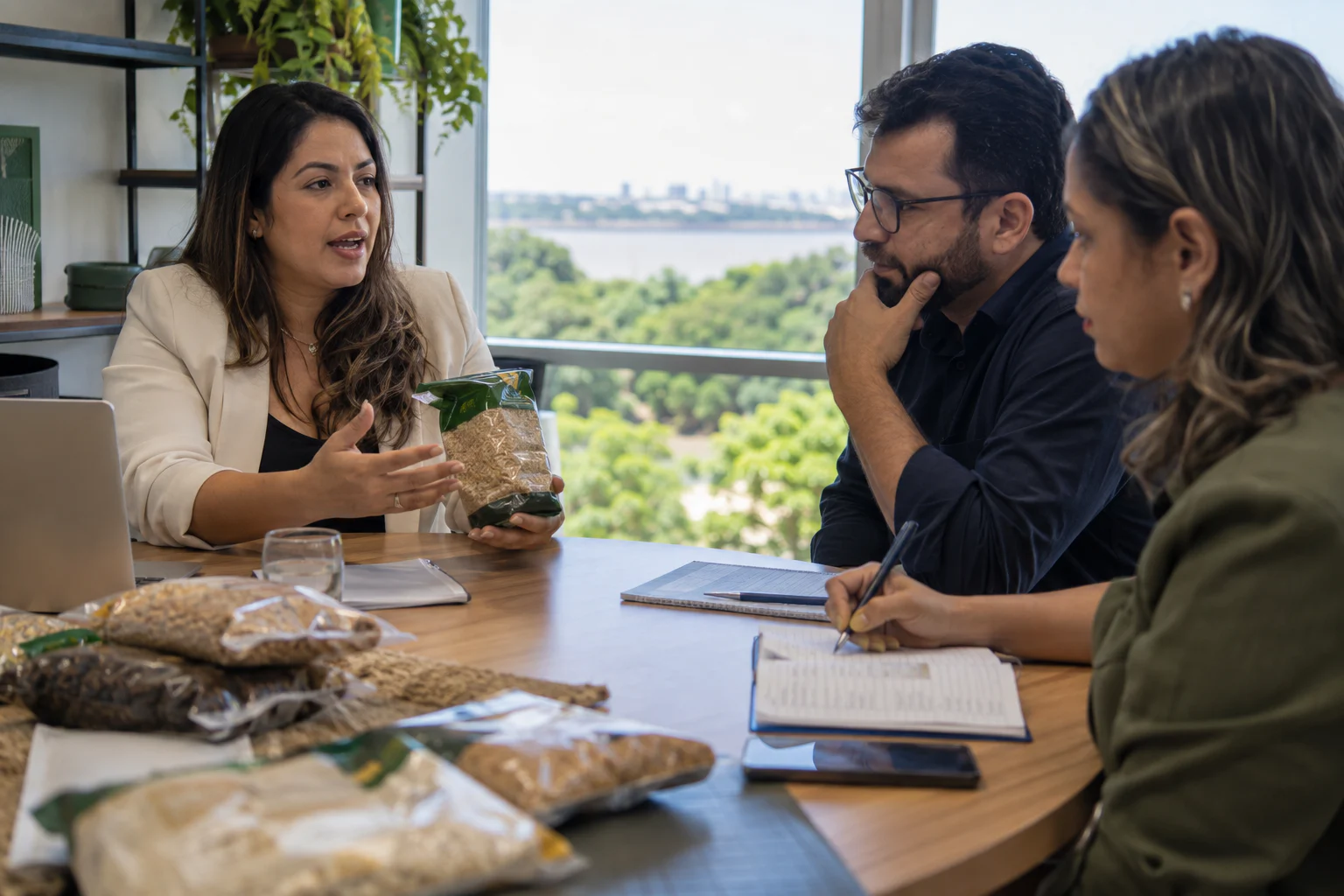 Fornecedor apresentando produto para compradores